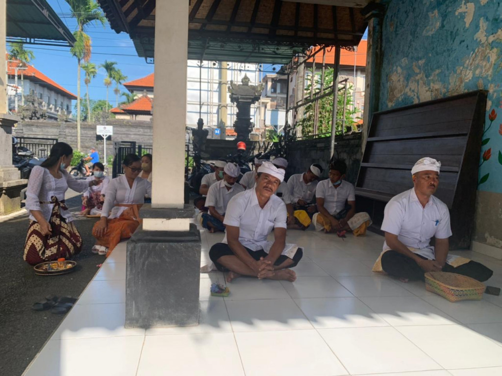 Perbekel Petang Hadiri Sembahyang Bersama di Hari Saraswati,Pura Tedung Sari Kantor Desa Petang